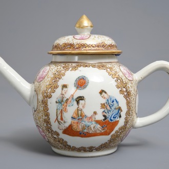 Une théière couverte en porcelaine de Chine famille rose, Qianlong
