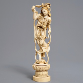 Een Japanse ivoren figuur van een musicerende dame op lotustroon, Meiji, 19e eeuw