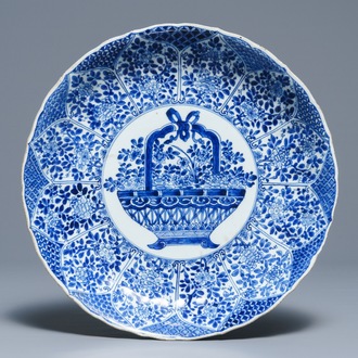 Un plat en porcelaine de Chine bleu et blanc à décor d'un panier fleuri, Kangxi