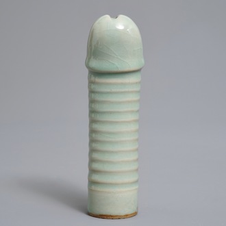 Een Chinees longquan celadon model van een fallus, Ming of later