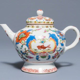 Une théière couverte en porcelaine de Chine famille rose à décor 'Pompadour', Qianlong