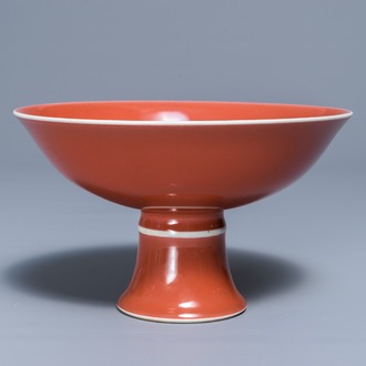 Un bol sur piedouche en porcelaine de Chine rouge monochrome, marque de Yongzheng, 19/20ème