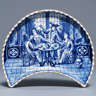 Un plat de forme demi-lune en faïence de la Frise bleu et blanc, 19ème