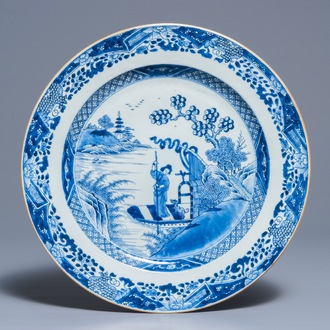 Un plat en porcelaine de Chine bleu et blanc à décor d'une femme dans un bateau, Qianlong
