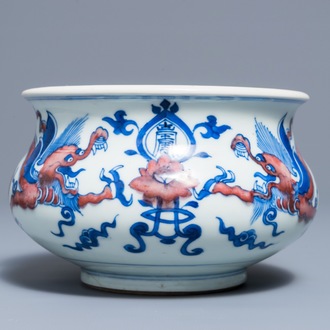 Un brûle-parfum en porcelaine de Chine bleu, blanc et rouge à décor de dragons, Kangxi