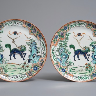 Une paire d'assiettes en porcelaine de Chine famille verte de Canton à décor de qilin, 19ème