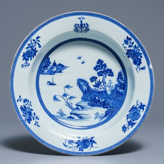 Een Chinese blauwwitte wapenschotel voor de Nederlandse markt, wapen van Toussaint, Qianlong