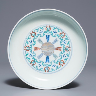 Une assiette en porcelaine de Chine doucai, marque de Yongzheng, 19/20ème