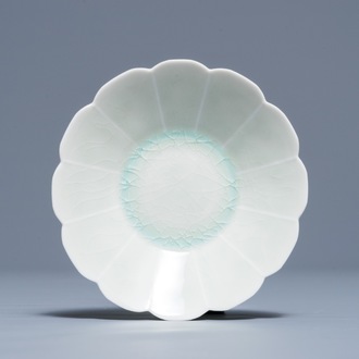 Une coupe en porcelaine de Chine qingbai en forme de chrysanthème, Song