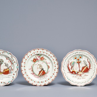Drie borden en een schoteltje met orangistisch decor in Engelse creamware, 18e eeuw