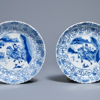 Une paire d'assiettes en porcelaine de Chine bleu et blanc, marques de Chenghua, Kangxi