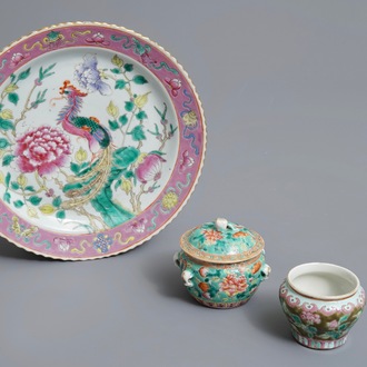 Trois pièces en porcelaine de Chine famille rose pour le marché Straits ou Peranakan, 19ème