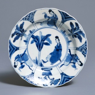 Un bol en porcelaine de Chine bleu et blanc à décor d'une longue dame, marque et époque de Kangxi