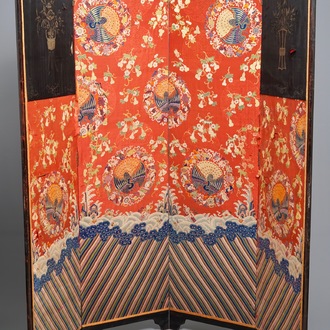 Un écran en soie brodée à décor de phénix sur fond rouge, époque Qianlong