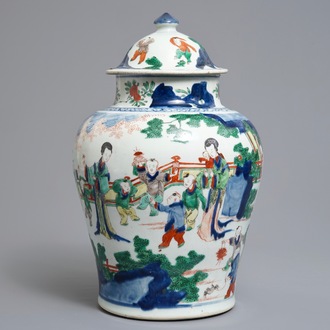 Un vase couvert en porcelaine de Chine wucai à décor de garçons jouants, époque Transition