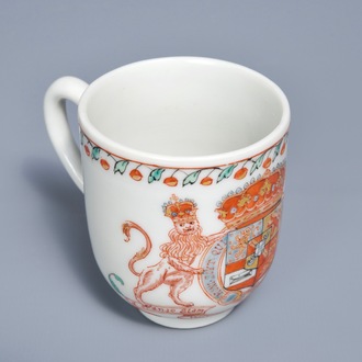 Une tasse en porcelaine de Chine décorée aux Pays-Bas aux armes d'Orange-Nassau, datée 1747, Qianlong