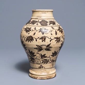 Un vase en grès de type Cizhou à décor peint, Yuan