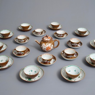 Une théière et 17 tasses et soucoupes en porcelaine de Chine de style Imari à fond brun capucin, Qianlong