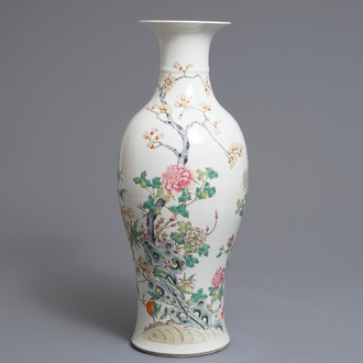 Un vase en porcelaine de Chine famille rose à décor floral, 19/20ème