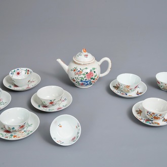 Une théière, neuf tasses et six soucoupes en porcelaine de Chine famille rose, Qianlong