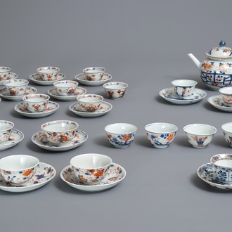 Une théière, 21 tasses et 14 soucoupes en porcelaine de Chine de style Imari, Kangxi/Qianlong