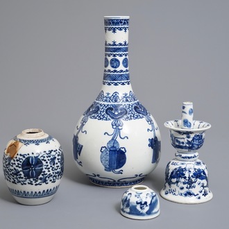 Deux vases, un bougeoir et un lave-pinceaux en porcelaine de Chine bleu et blanc, 19ème