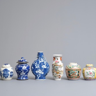Acht Chinese blauwwitte, famille rose en qianjiang cai vaasjes, 19/20e eeuw