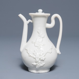 Une verseuse à vin en porcelaine blanc de Chine de Dehua à décor appliqué, Kangxi