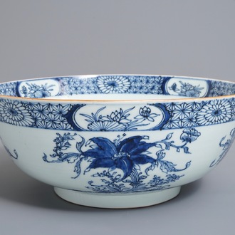 Een Chinese blauwwitte kom met floraal decor, Qianlong