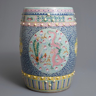 Un tabouret en porcelaine de Chine famille rose à décor de dragon et phénix, 19ème