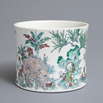 Un pot à pinceaux en porcelaine de Chine doucai à décor d'un éléphant, 19/20èm