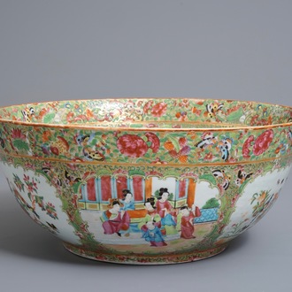 Un grand bol en porcelaine de Chine famille rose de Canton, 19ème