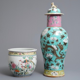 Un vase couvert et une jardinière en porcelaine de Chine famille rose, 19/20ème
