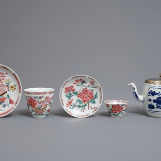 Twee Chinese famille rose koppen en schotels en een blauwwitte theepot, Kangxi/Qianlong