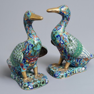 A pair of Chinese cloisonné models of ducks, 19/20th C.