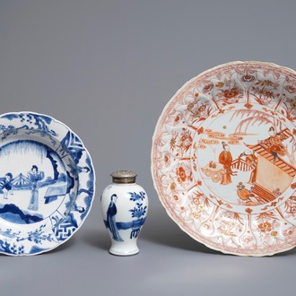 Un plat, un bol et une boîte à thé en porcelaine de Chine 'lait et sang' et bleu et blanc, Kangxi