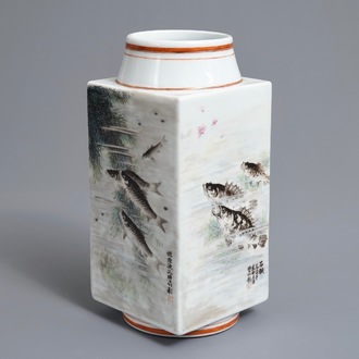 Un vase de forme cong en porcelaine de Chine à décor de poissons, marque de Qianlong, 20ème
