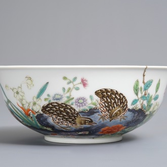 Un bol en porcelaine de Chine famille rose à décor de cailles, marque de Yongzheng, 20ème