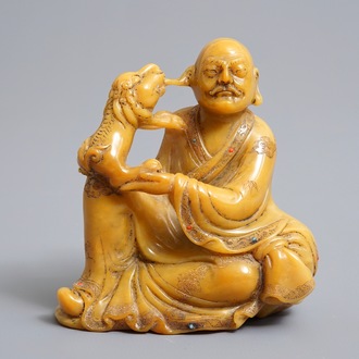 Een Chinese Shoushan zeepstenen figuur van een Luohan met inlegwerk, 19/20e eeuw