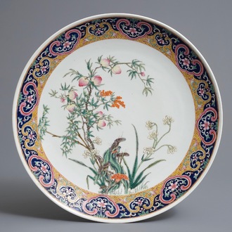 Un plat en porcelaine de Chine famille rose, marque et prob. époque de Guangxu, 19/20ème