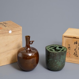 Two fine Japanese bronze vases, Showa, 20th C.