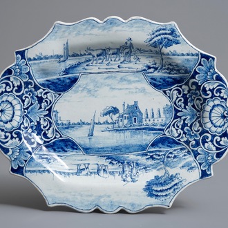 Un plat en faïence de Delft bleu et blanc à décor de paysages, 18ème
