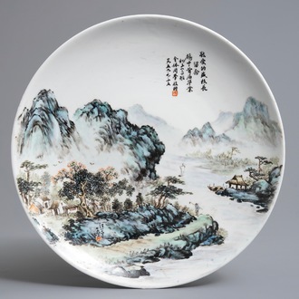 Un plat en porcelaine de Chine qianjiang cai à inscription de Wang Ye Ting, 20ème