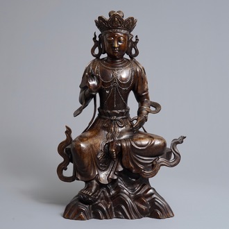 Un grand modèle de Guanyin sur thrône en bronze à décor incrusté, Chine, 19/20ème