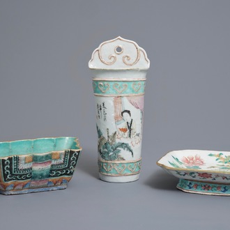 Deux bols et un vase à suspendre en porcelaine de Chine famille rose, 19ème