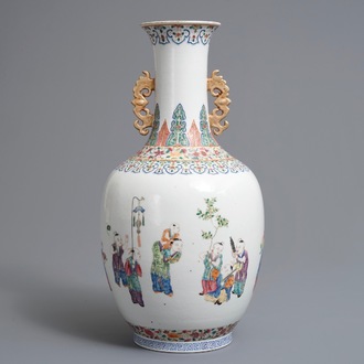 Un vase en porcelaine de Chine famille rose à décor de garçons jouants, 19/20ème