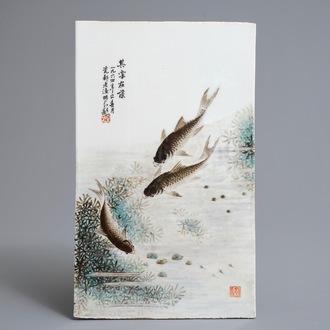 Une plaque en porcelaine de Chine qianjiang cai à décor de poissons d'après Deng Bishan, 20ème