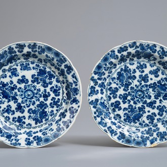 Une paire d'assiettes à décor 'millefleurs' en faïence de Delft bleu et blanc, 17/18ème