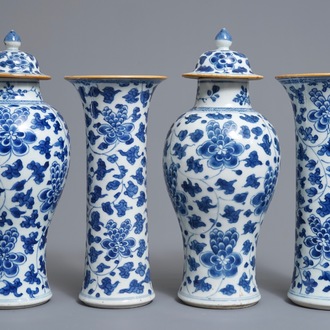 Een vierdelig Chinees blauwwit kaststel met floraal decor, Kangxi