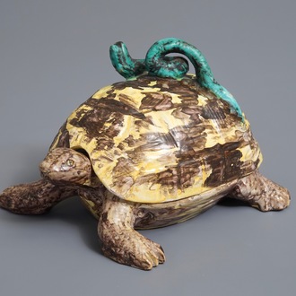 Une boîte couverte en forme de tortue en faïence polychrome de Bruxelles, 18ème